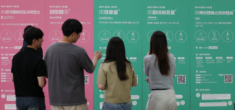 1일 대전 대덕구 한남대 캠퍼스혁신파크에서 열린 청년과 지역 우수기업 간 일자리 매칭 '잡(JOB)담(談)'에서 참가 학생이 기업정보를 살피고 있다. 2025.7.1/뉴스1 ⓒ News1 김기태 기자