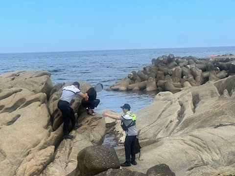 [강릉=뉴시스] 지난 6월 30일 강릉해양경찰서 연안안전지킹이 신속한 신고로 30대 여성 관광객을 해경이 구조하고 있다.(사진=강릉해경 제공)photo@newsis.com *재판매 및 DB 금지