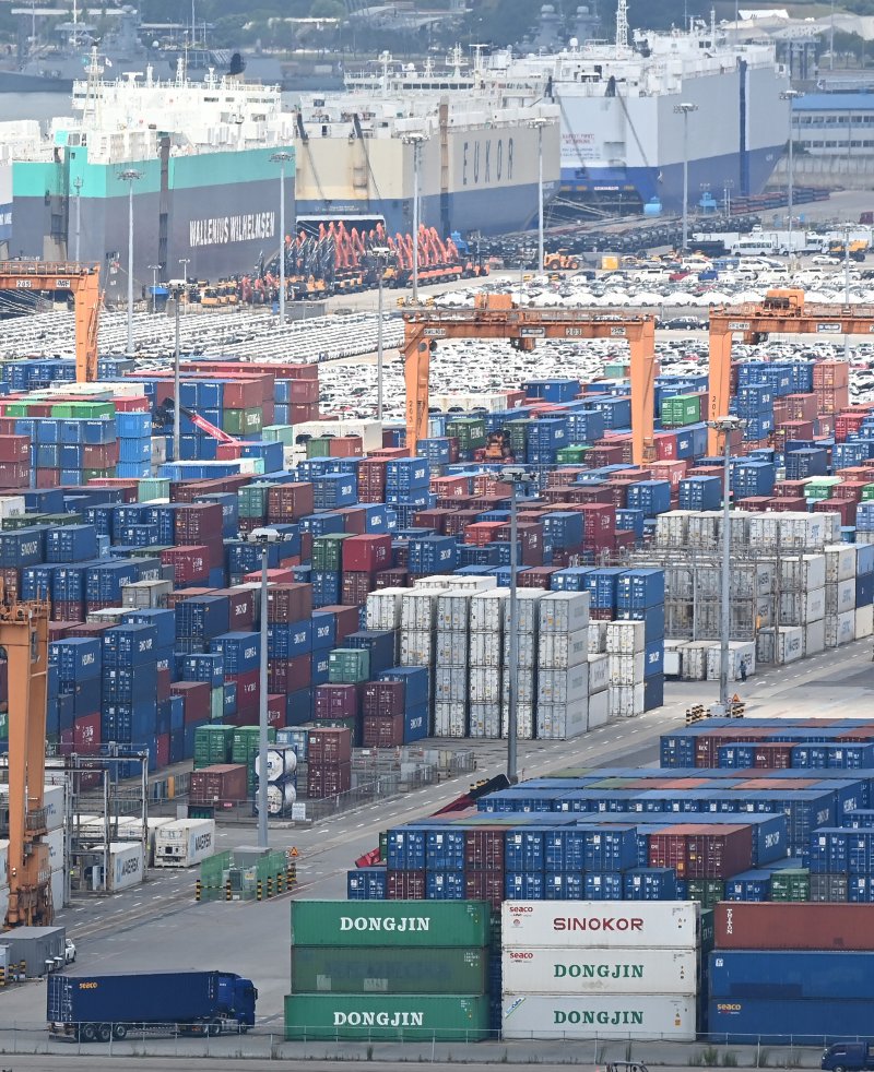 [평택=뉴시스] 김종택 기자 = 지난달 30일 경기 평택시 포승읍 평택항에 컨테이너가 쌓여있는 모습. 2025.07.01. jtk@newsis.com
