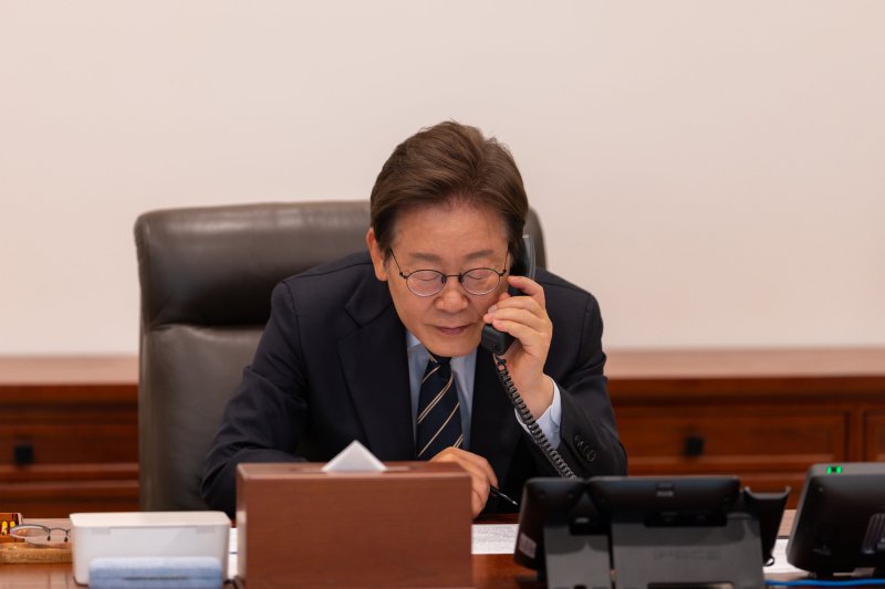 [서울=뉴시스] 이재명 바카라사이트 검증이 30일 서울 용산구 바카라사이트 검증실 청사 집무실에서 로렌스 웡 싱가포르 총리와 전화 통화를 하고 있다. (사진=바카라사이트 검증실 제공) 2025.06.30. photo@newsis.com *재판매 및 DB 금지
