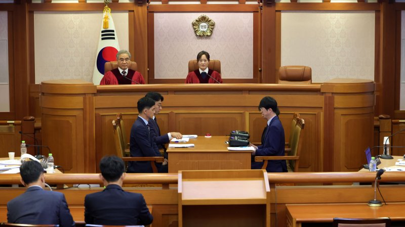 [서울=뉴시스] 홍효식 기자 = 정정미(오른쪽), 조한창 헌법재판관이 1일 오후 서울 종로구 헌법재판소 소심판정에서 열린 조지호 경찰청장 탄핵심판 변론준비기일에 참석해 있다. 2025.07.01. yesphoto@newsis.com