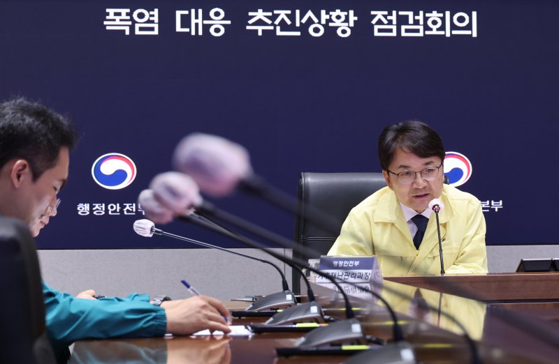 [서울=뉴시스] 김명원 기자 = 김광용 행정안전부 재난안전관리본부장이 1일 서울 종로구 정부서울청사 서울상황센터에서 열린 폭염 대응 추진상황 점검회의에 참석해 발언하고 있다. 2025.07.01. kmx1105@newsis.com