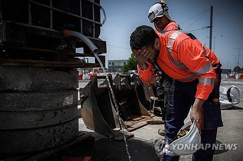 더위에 찬 물로 얼굴 씻는 노동자 (출처=연합뉴스)