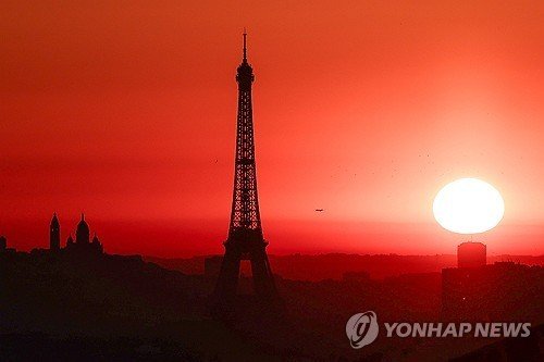 폭염 이어지는 7월1일 파리 일출 모습 (출처=연합뉴스)