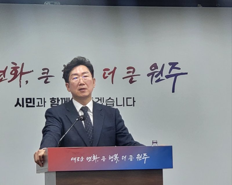 원강수 강원 바카라 사이트장이 1일 오전 바카라 사이트청 브리핑룸에서 민선 8기 3주년을 맞아 그간의 성과와 향후 비전을 밝히는 회견 일정을 소화하고 있다. 2025.7.1/뉴스1 신관호 기자