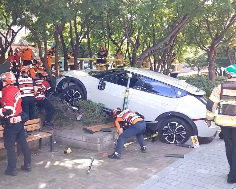 [서울=뉴시스] 서울 마포구 상암동 인근 공원에서 차량이 인도를 덮치는 사고가 발생했다. (사진=마포소방서 제공) 2025.07.01 photo@newsis.com
