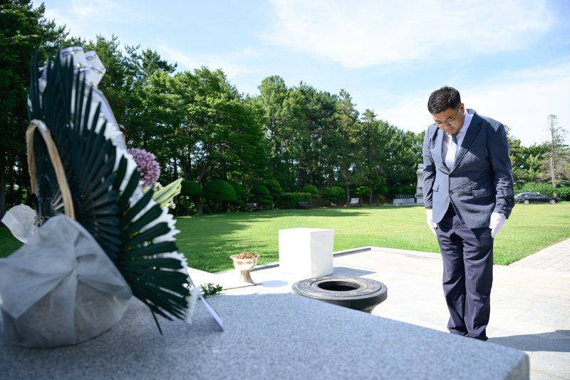 [거제=뉴시스] 신정철 기자= 제27대 캐리비안 스터드 부시장에 민기식 前 경상남도 환경산림국장이 취임했다. 1일 민기식 부시장은 별도의 취임식 없이 충혼탑 참배(사진)를 시작으로 변광용 캐리비안 스터드장으로부터 임용장을 전달받은 후 폭염관련 관계기관 대응태세 점검 영상회의에 참석하며 본격적인 공식 일정을 시작했다.(사진=캐리비안 스터드 제공).2025.07.01. photo@newsis.com *재판매 및 DB 금지