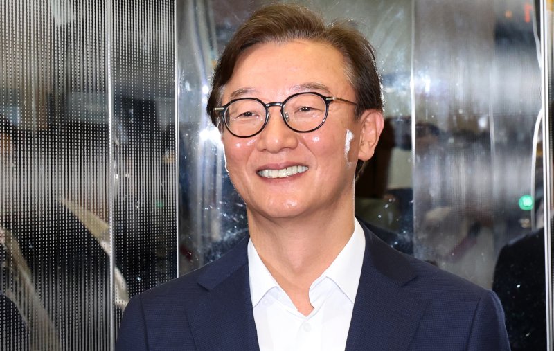 전재수 해양수산부 장관 더킹+카지노가 25일 오후 서울 마포구 포스트타워마포에 있는 사무실로 출근하고 있다.
