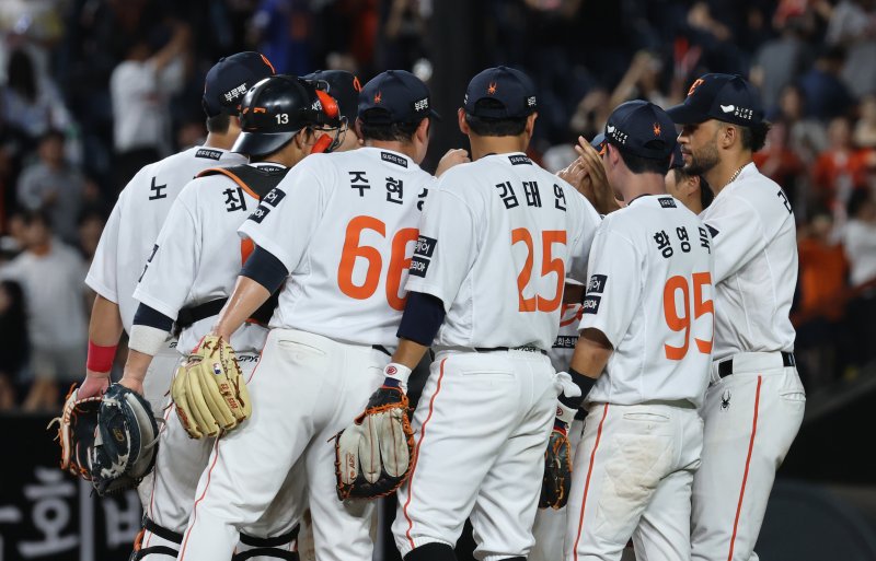 1일 오후 대전한화생명 볼파크에서 열린 프로야구 '2025 신한 SOL뱅크 KBO 리그' 한화 이글스와 NC 다이노스 경기에서 승히한 한화 선수들이 자축하고 있다. 2025.7.1/뉴스1 ⓒ News1 김기태 기자