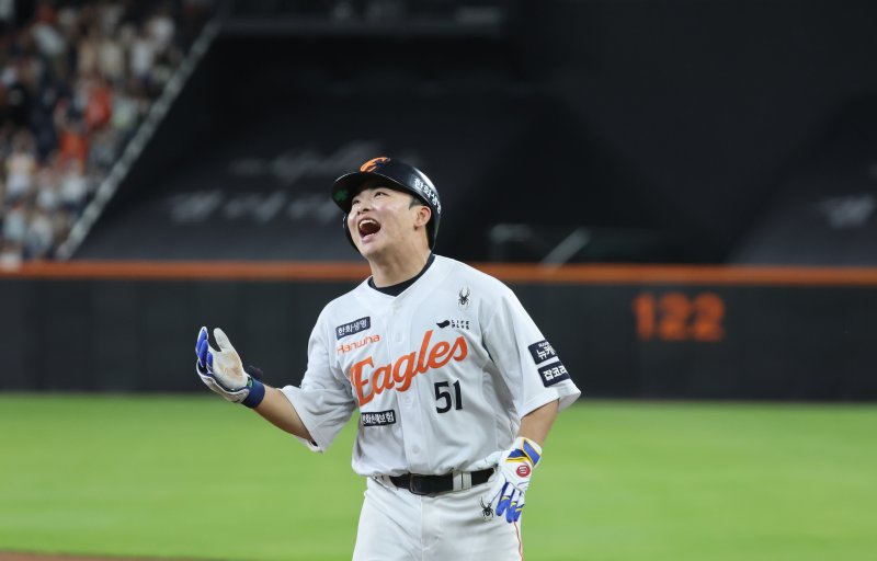 1일 오후 대전한화생명 볼파크에서 열린 프로야구 '2025 신한 SOL뱅크 KBO 리그' 한화 이글스와 NC 다이노스 경기에서 8회말 1사 1, 3루 상황 한화 문현빈이 역전 내야 땅볼에 환호하고 있다. 2025.7.1/뉴스1 ⓒ News1 김기태 기자
