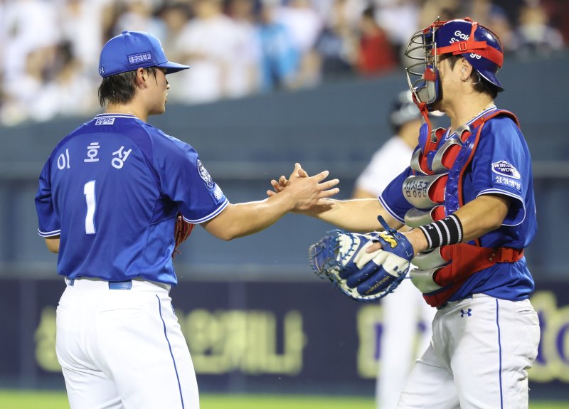 [서울=뉴시스] 황준선 기자 = 1일 서울 송파구 잠실야구장에서 열린 2025 KBO리그 삼성 라이온즈와 두산 베어스의 경기, 4-1로 승리를 거둔 삼성 마무리 이호성과 포수 강민호가 자축하고 있다. 2025.07.01. hwang@newsis.com