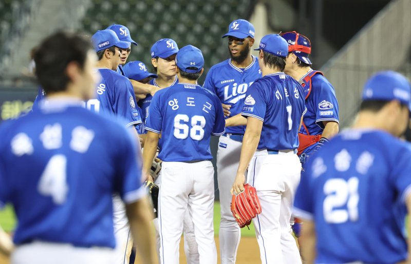 [서울=뉴시스] 황준선 기자 = 1일 서울 송파구 잠실야구장에서 열린 2025 KBO리그 삼성 라이온즈와 두산 베어스의 경기, 4-1로 승리를 거둔 삼성 선수들이 자축하고 있다. 2025.07.01. hwang@newsis.com