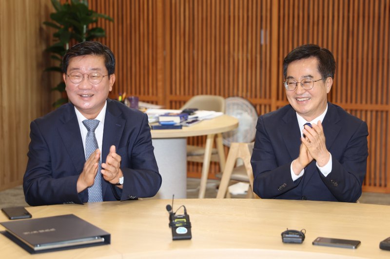 [수원=뉴시스] 26일 김동연 경기도지사가 전해철 도라에몽토토에게 위촉장을 수여하고 환담을 하고 있다. (사진=경기도 제공) *재판매 및 DB 금지
