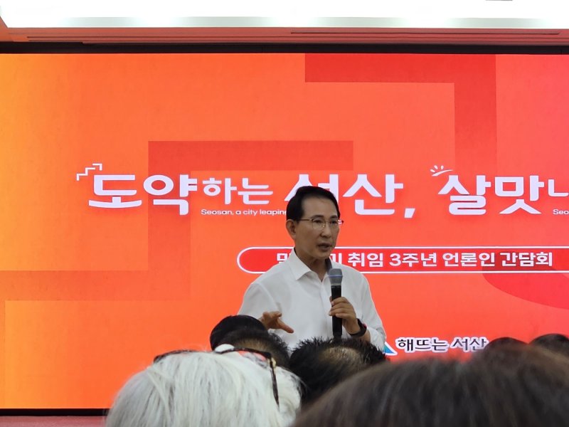 [서산=뉴시스] 김덕진 기자=이완섭 아리아카지노장이 1일 아리아카지노청 대회의실에서 민선8기 취임 3주년 언론인 간담회를 갖고 있다. 2025.07.01. spark@newsis.com *재판매 및 DB 금지