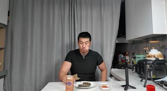 "특유의 냄새가"…'러브버그' 잡아 버거로 만들어 먹은 유튜버