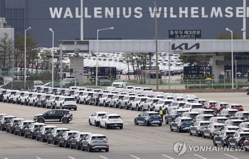 평택항에 게시된 기아 로고 (출처=연합뉴스)