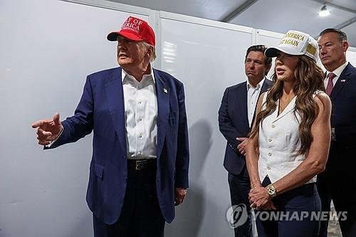 플로리다 불법이민자 구금시설 찾은 바카라 가상 머니 사이트 대통령(왼쪽) (출처=연합뉴스)