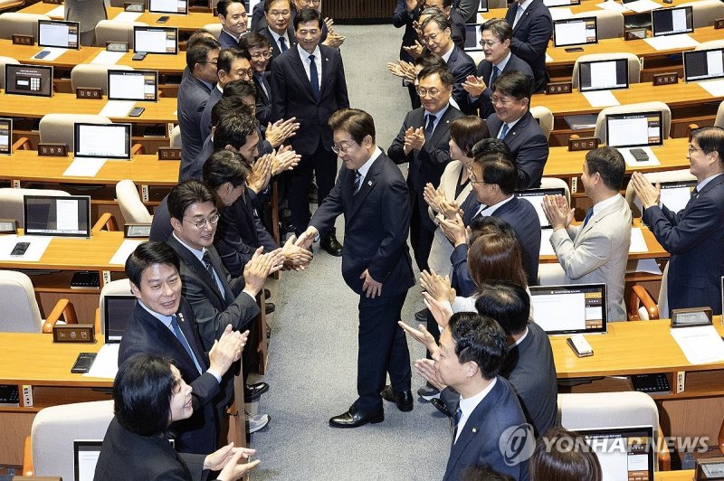 이재명 유로스타카지노, 여당 의원들 박수 받으며 (출처=연합뉴스)