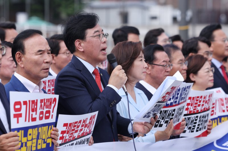 송언석 고광렬카지노 당대표 권한대행 겸 원내대표 등 의원들이 1일 서울 용산구 대통령실 앞에서 열린 현장 의원총회에서 김민석 국무총리 후보자 지명 철회를 촉구하고 있다. 2025.7.1/뉴스1 ⓒ News1 박지혜 기자