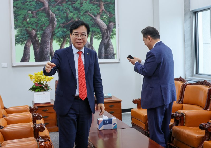 송언석 국민의힘 비상대책위원장 겸 원내대표(왼쪽)가 1일 오후 서울 여의도 국회 운영위원장실에서 김병기 더불어민주당 대표 직무대행 겸 원내대표와 비공개 회동하고 있다. 2025.7.1/뉴스1 ⓒ News1 안은나 기자