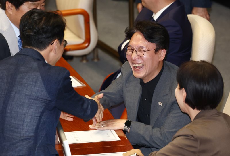 김민석 국무총리 후보자가 27일 서울 여의도 국회에서 열린 본회의에서 더불어민주당 의원들과 대화하고 있다. 2025.6.27/뉴스1 ⓒ News1 김민지 기자