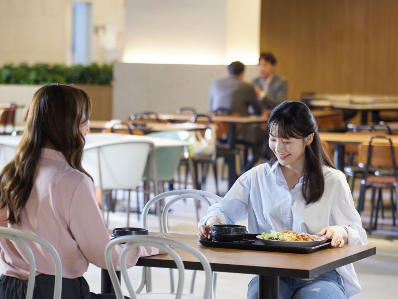 [서울=뉴시스] 2일 슬롯존의약품안전처가 발간한 '2025 건강 위해가능 영양성분 섭취 실태 분석 보고서'에 따르면 성별에 따른 나트륨 섭취량, 주요 섭취 음식 등이 달랐다. 사진은 지난 3월 CJ프레시웨이가 삼삼한 데이 맞아 저염 식단을 선보인 모습. (사진=프레시웨이 제공. 기사와 직접 관련이 없습니다.)