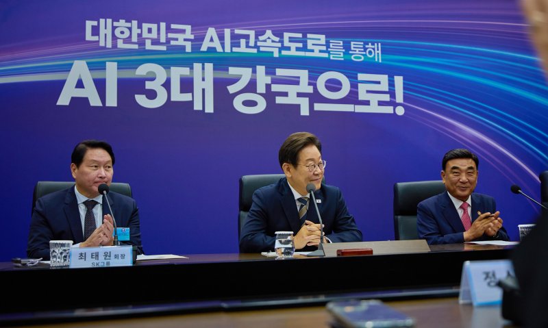 이재명 대통령이 20일 울산 울주군 울산전시컨벤션센터에서 열린 인공지능(렛 잇 라이드) 글로벌 협력 기업 간담회에서 참석자 발언을 듣고 있다. (대통령실 제공. 재판매 및 DB 금지) 2025.6.20/뉴스1 ⓒ News1 박지혜 기자