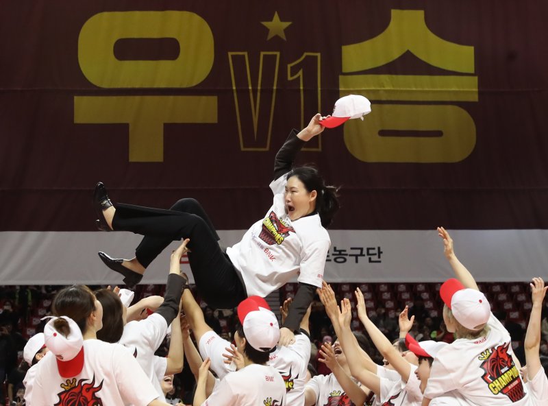 '하나은행 2024-2025 여자프로농구 플레이오프' 챔피언결정전에서 우리은행을 누르고 우승한 BNK 선수단과 박정은 감독. 2025.3.20/뉴스1 ⓒ News1 윤일지 기자