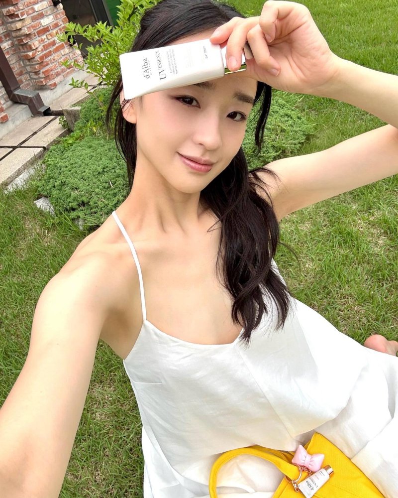 손연재, 청순 원피스 자태…아기 안고 다정 엄마 모드도