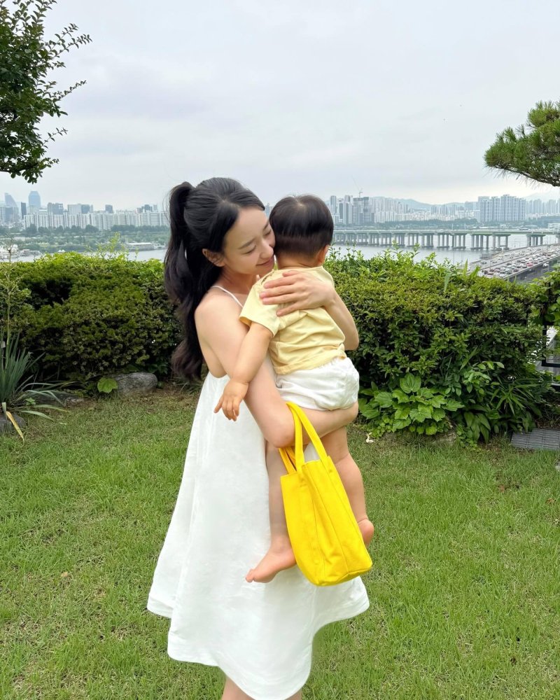 손연재, 청순 원피스 자태…아기 안고 다정 엄마 모드도