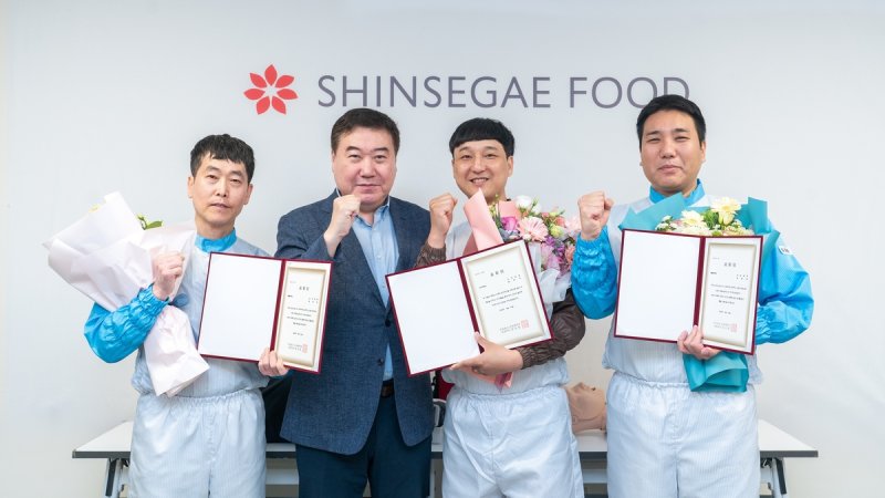 동료를 심폐소생술로 구한 신세계푸드 직원 (출처=연합뉴스)