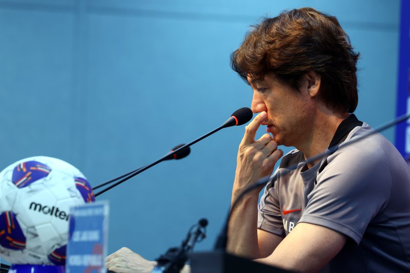 [서울=뉴시스] 박주성 기자 = 지난달 9일 서울 마포구 서울월드컵경기장에서 대한민국 축구대표팀 홍명보 감독이 내일 있을 2026 국제축구연맹(FIFA) 북중미 월드컵 아시아 3차 예선 조별리그 B조 10차전 쿠웨이트전 훈련 전 기자회견을 하고 있다. 2025.06.09. park7691@newsis.com