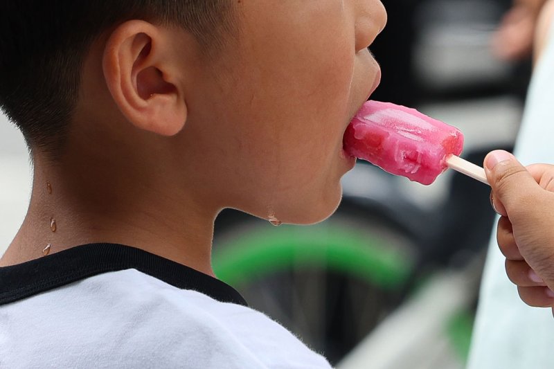 [바카라 토토=뉴시스] 권창회 기자 = 바카라 토토지역에 이틀째 폭염주의보가 지속중인 1일 바카라 토토 종로구 광화문광장 인근에서 어린이가 땀을 흘리며 아이스크림을 먹고 있다. 2025.07.01. kch0523@newsis.com