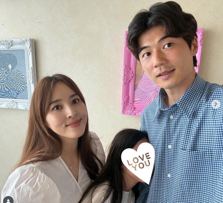 "착한남편·바보아빠"…한혜진, 기성용·딸과 함께한 결혼 12주년