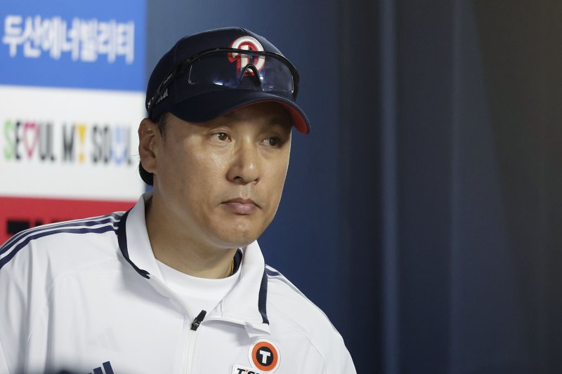 [서울=뉴시스] 최동준 기자 = 20일 서울 송파구 잠실조이카지노장에서 열린 2025 KBO리그 SSG 랜더스와 두산 베어스의 경기, 5-3으로 패한 두산 이승엽 감독이 경기장을 나서고 있다. 2025.05.20. photocdj@newsis.com