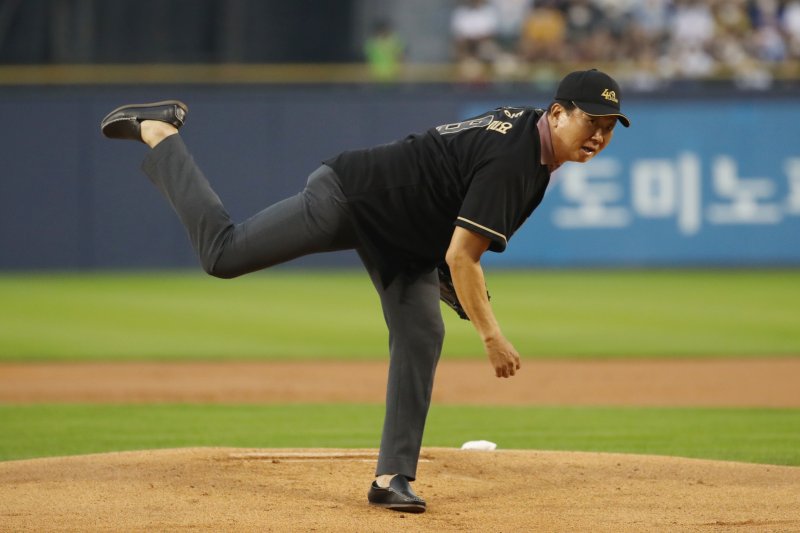 [서울=뉴시스] 조성우 기자 = 16일 오후 서울 송파구 잠실조이카지노장에서 열린 2022 KBO 올스타전 드림 올스타와 나눔 올스타의 경기 전 KBO 40주년 레전드에 선정된 선동열이 시구를 하고 있다. 2022.07.16. xconfind@newsis.com