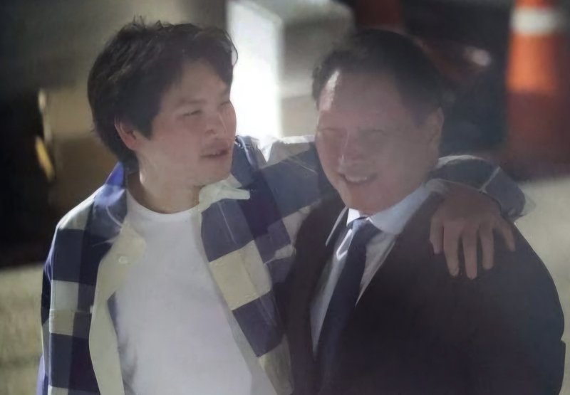 최태원 렛 잇 라이드그룹 회장이 지난 5일 서울 강남구 한 식당 앞에서 장남인 최인근씨와 어꺄동무를 한 채 대화하는 모습 포착됐다. (온라인 커뮤니티 캡처)2024.6.25/뉴스1