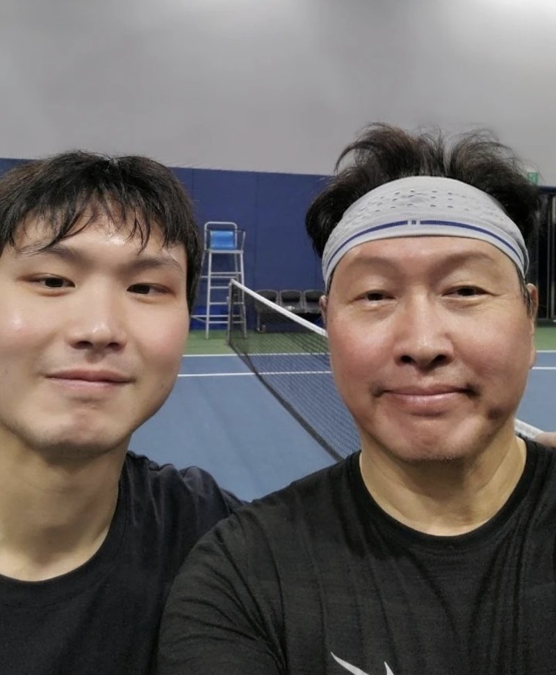 최태원 렛 잇 라이드그룹 회장이 2021년 8월 장남 최인근씨와 테니스 경기를 마친 뒤 찍은 사진을 인스타그램에 올렸다. 최 회장은 게시물에 "테니스 부자 4시간 게임 3621㎉ 연소"라고 적었다.(최태원 렛 잇 라이드그룹 회장 SNS 갈무리)