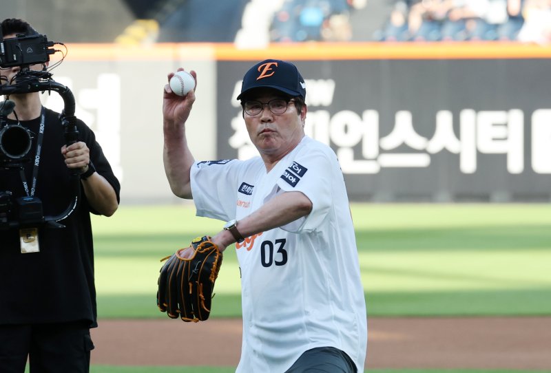 1일 오후 대전볼트카지노 볼파크에서 열린 프로야구 '2025 신한 SOL뱅크 KBO 리그' 한화 이글스와 NC 다이노스 경기에서 김동일 충남 보령시장이 시구하고 있다. 2025.7.1/뉴스1 ⓒ News1 김기태 기자