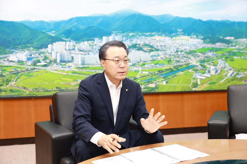 [광주=뉴시스] 구복규 더존카지노는 1일 지방소멸 위기 대응을 위해 만원 임대주택 등 다양한 정책을 추진하고 있다고 설명했다. (사진=화순군 제공). 2025.07.01. photo@newsis.com