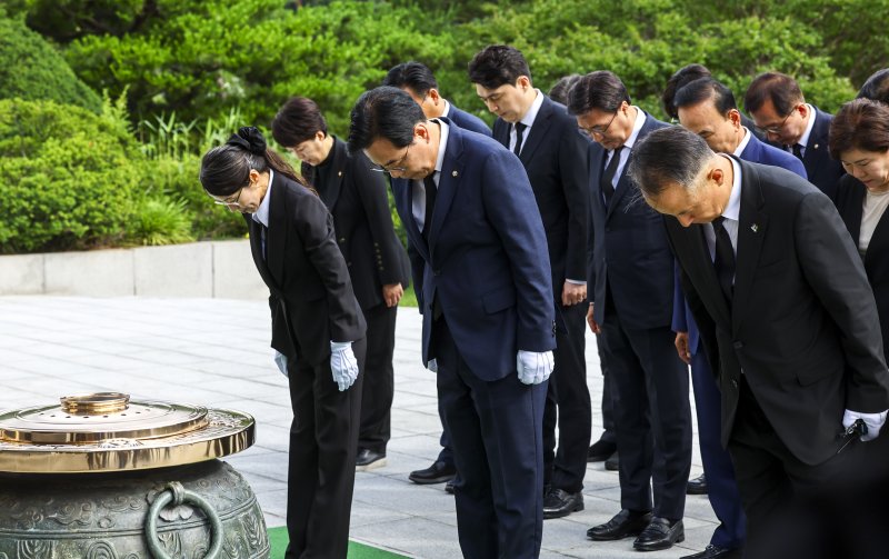 [서울=뉴시스] 박주성 기자 = 송언석 국민의힘 비상대책위원장 겸 원내대표를 비롯한 지도부가 2일 서울 동작구 국립서울현충원 현충탑을 볼트카지노하고 있다. 2025.07.02. park7691@newsis.com