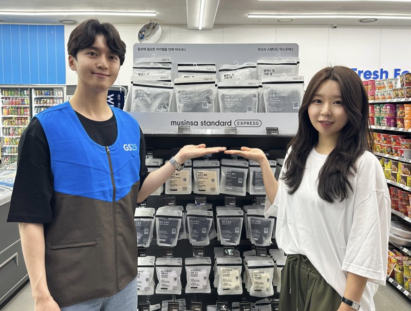 [서울=뉴시스] GS리테일이 운영하는 편의점 GS25가 더킹플러스 카지노 패션에 이어 뷰티 카테고리까지 다각도로 협력을 이어간다고 2일 밝혔다. (사진=GS리테일 제공) *재판매 및 DB 금지
