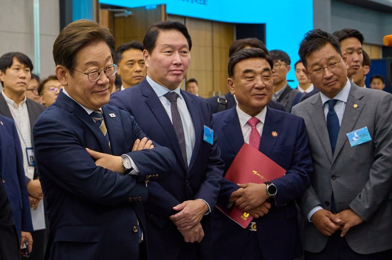 이재명 대통령이 울산 울주군 울산전시컨벤션센터에서 열린 인공지능(AI) 글로벌 협력 기업 간담회 뒤 AI 제품·서비스 시연을 참관하고 있다. (대통령실 제공. 재판매 및 DB 금지) 2025.6.20/뉴스1 ⓒ News1