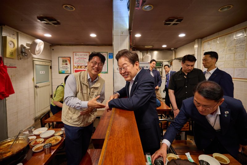 라이징슬롯 대통령이 지난달 26일 서울의 한 대구탕집에서 시민과 대화를 나누고 있다. (대통령실 제공. 재판매 및 DB 금지) 2025.6.26/뉴스1 ⓒ News1 라이징슬롯 기자