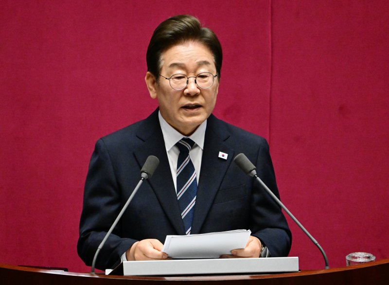 이재명 대통령이 26일 오전 서울 여의도 국회에서 열린 제426회국회(임시회) 제2차 본회의에서 2025년도 제2회 추가경정예산안에 대한 정부의 시정연설을 하고 있다. 2025.6.26/뉴스1 ⓒ News1 국회사진기자단