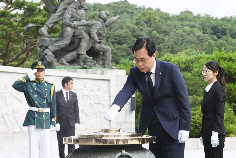 [서울=뉴시스] 박주성 기자 = 송언석 국민의힘 비상대책위원장 겸 원내대표를 비롯한 지도부가 2일 서울 동작구 국립서울현충원 현충탑을 참배하고 있다. 2025.07.02. park7691@newsis.com