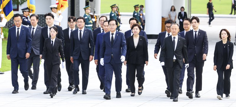 [서울=뉴시스] 박주성 기자 = 송언석 국민의힘 비상대책위원장 겸 원내대표를 비롯한 지도부가 2일 서울 동작구 국립서울현충원 현충탑을 참배하기 위해 이동하고 있다. 2025.07.02. park7691@newsis.com
