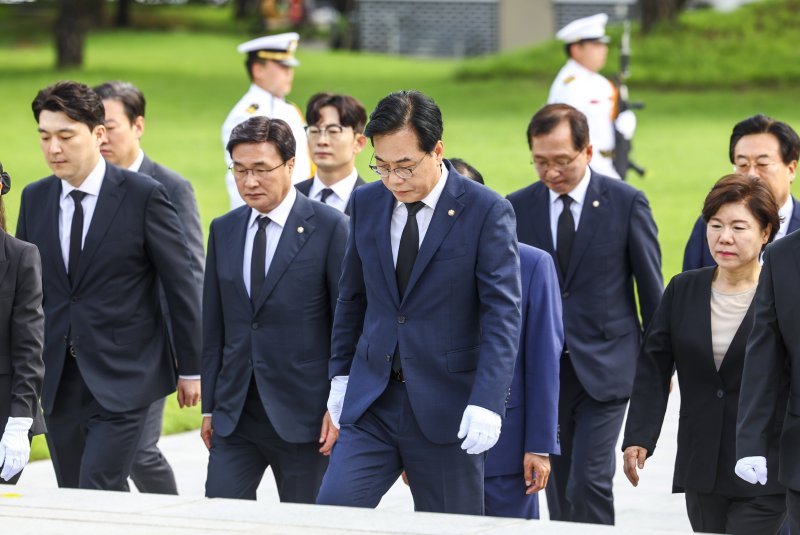 [서울=뉴시스] 박주성 기자 = 송언석 국민의힘 비상대책위원장 겸 원내대표를 비롯한 지도부가 2일 서울 동작구 국립서울현충원에 참배하기 위해 이동하고 있다. 2025.07.02. park7691@newsis.com
