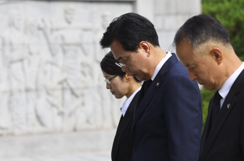 [서울=뉴시스] 박주성 기자 = 송언석 국민의힘 비상대책위원장 겸 원내대표를 비롯한 지도부가 2일 서울 동작구 국립서울현충원 현충탑을 참배하고 있다. 2025.07.02. park7691@newsis.com