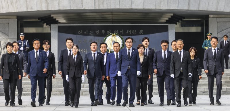 [서울=뉴시스] 박주성 기자 = 송언석 국민의힘 비상대책위원장 겸 원내대표를 비롯한 지도부가 2일 서울 동작구 국립서울현충원 현충탑을 참배를 마친 뒤 이동하고 있다. 2025.07.02. park7691@newsis.com